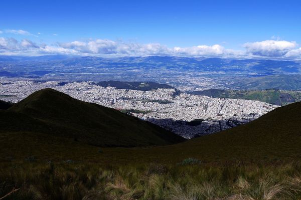 エクアドル・Quito「エクアドル在住」の写真：標高4000mまでロープウェイで行き、キ...
