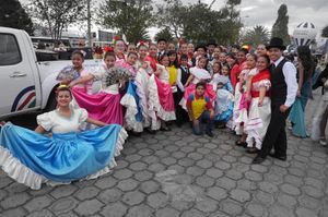 エクアドル北部のイバラという町で、お祭りに参加していました。
衣装が綺麗です。