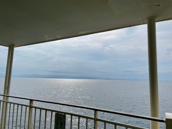 日本・徳島市「徳島昼飲みの旅」の写真：南海新今宮の券売機で徳島行きの切符を買う...