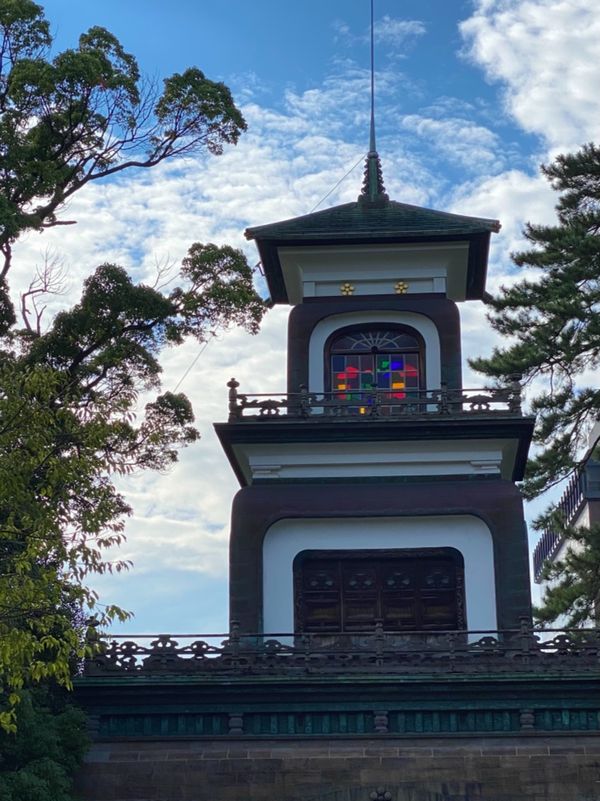 日本・金沢「弾丸日帰り金沢出張」の写真：尾山神社

夕方にいくとステンドグラスか...