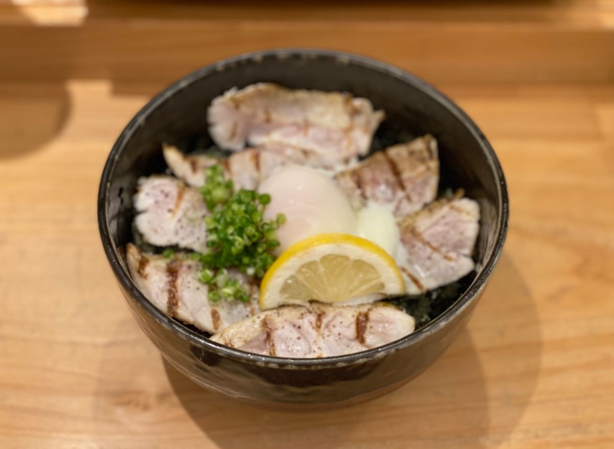 会議とかでちょっとバタバタしてたので
お昼は駅の歴々で
炙りノドグロ丼🤤
...