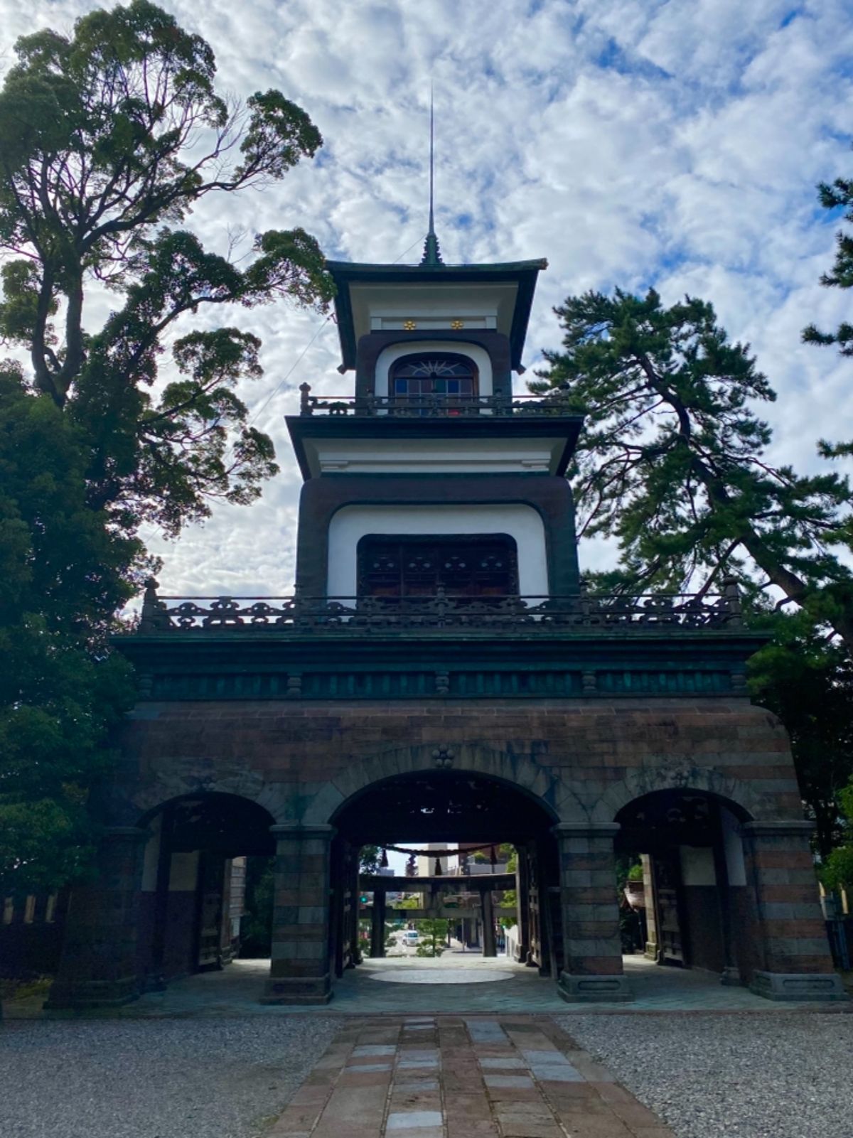 元金沢在住の同僚に教えてもらった
尾山神社

スタンドグラスの和洋折衷の門...