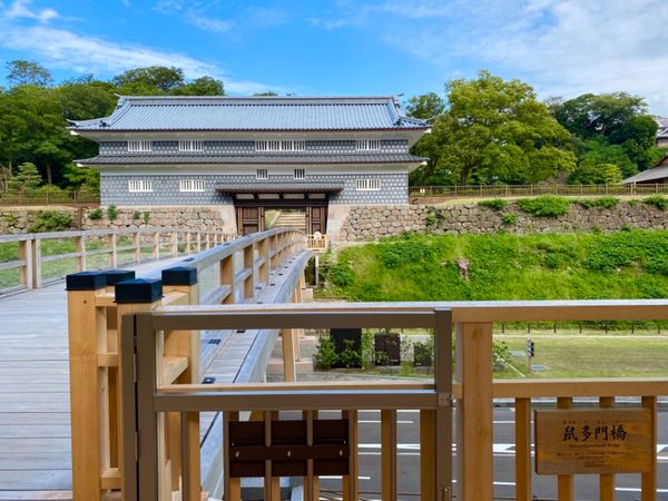日本・金沢「弾丸日帰り金沢出張」の写真：尾山神社

ここを渡るとお隣は兼六園