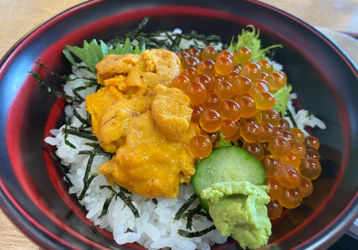 遅めのランチにウニといくらの二色丼と生牡蠣。
おやつに自分で焼く笹かまをい...