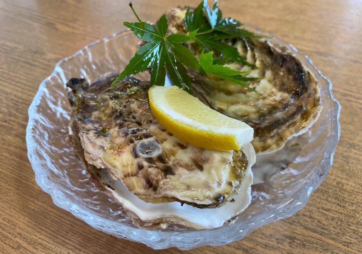 遅めのランチにウニといくらの二色丼と生牡蠣。
おやつに自分で焼く笹かまをい...