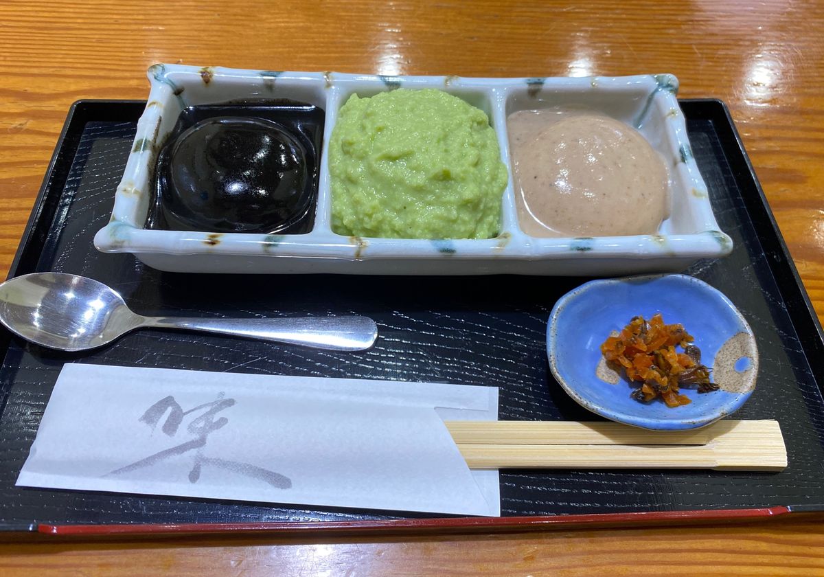 村上屋餅店さんの三色餅。
初めての本場のづんだ餅は、甘過ぎず優しい味でした。