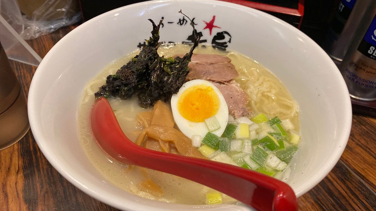 今回の麺活は塩ラーメンから。
あっさりさっぱりで岩のりが高ポイント。