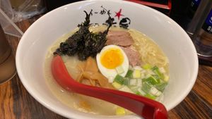 今回の麺活は塩ラーメンから。
あっさりさっぱりで岩のりが高ポイント。