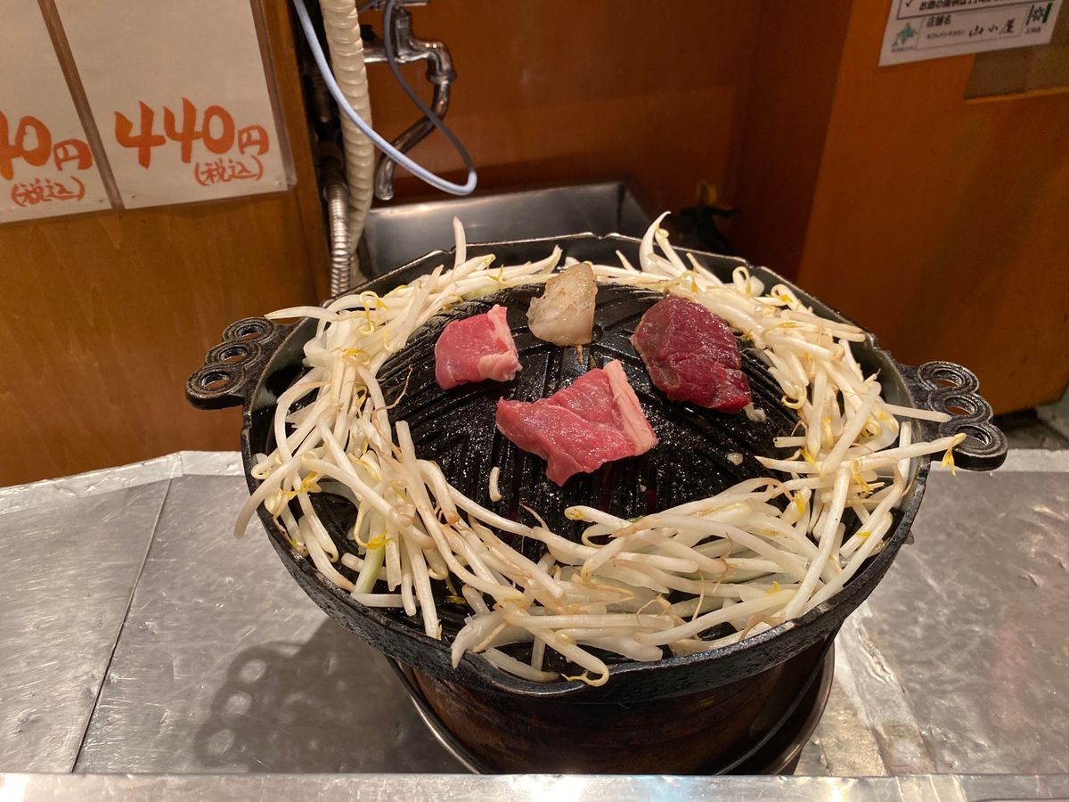 お昼ご飯はビールとジンギスカン。
生ラムと一緒にエゾシカも。
めちゃくちゃ...