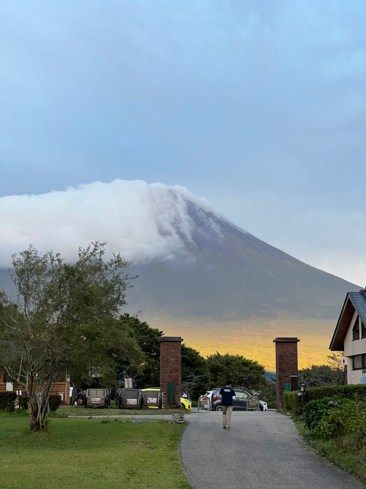 うわぁ、素晴らしい夕日！

そして三脚にどこかのお子様がぶつかりカメラ転倒！！