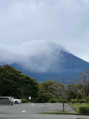 田貫湖キャンプ場に到着！
雨は止んでるけど風が強い！