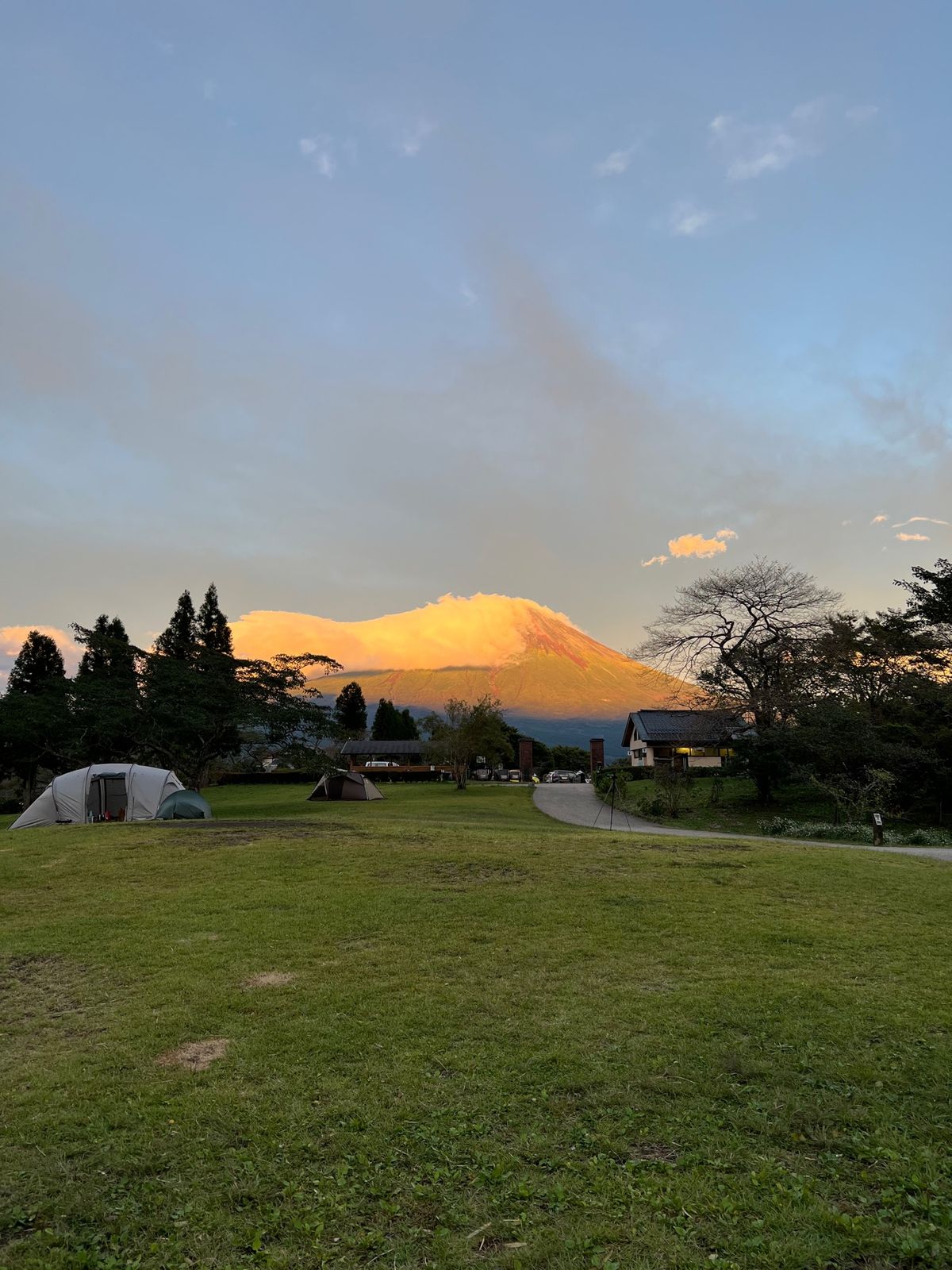 うわぁ、素晴らしい夕日！

そして三脚にどこかのお子様がぶつかりカメラ転倒！！