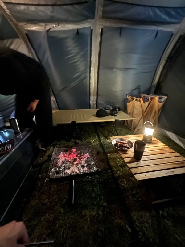 日本・山梨県「台風の田貫湖キャンプ」の写真：風が強かったのでテント内でbbq