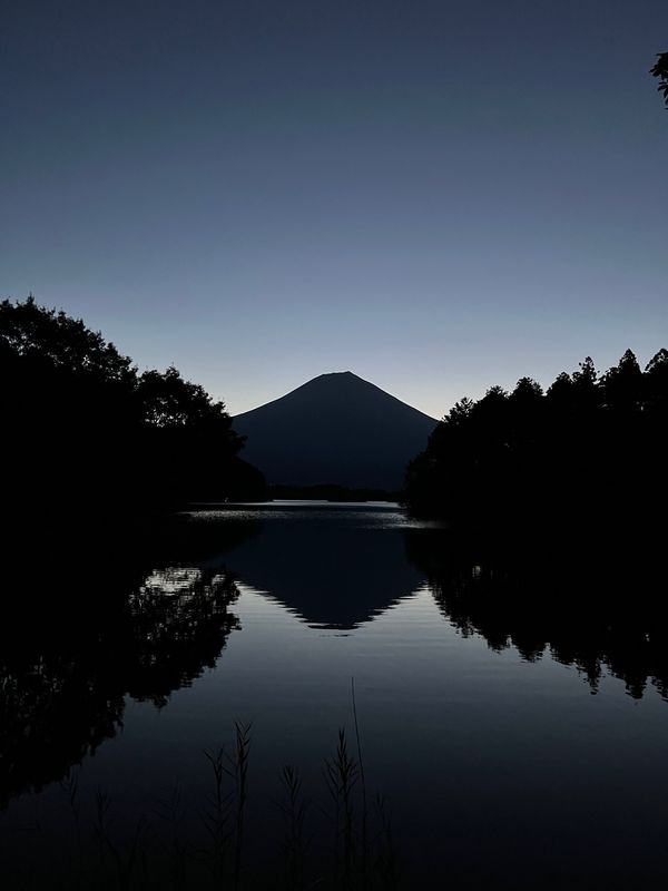 日本・山梨県「台風の田貫湖キャンプ」の写真：雲一つない田貫湖の富士山