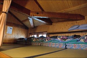 長野県安曇野市
●燕岳登山口
●登山口まで歩く途中の紅葉
●山の中で、上を...
