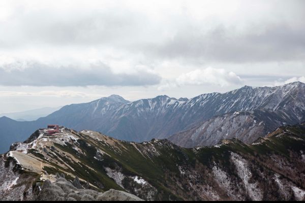 日本・長野県「はじめての登山　燕岳（つばくろだけ）」の写真：長野県安曇野市
●燕岳山頂付近から見た燕...