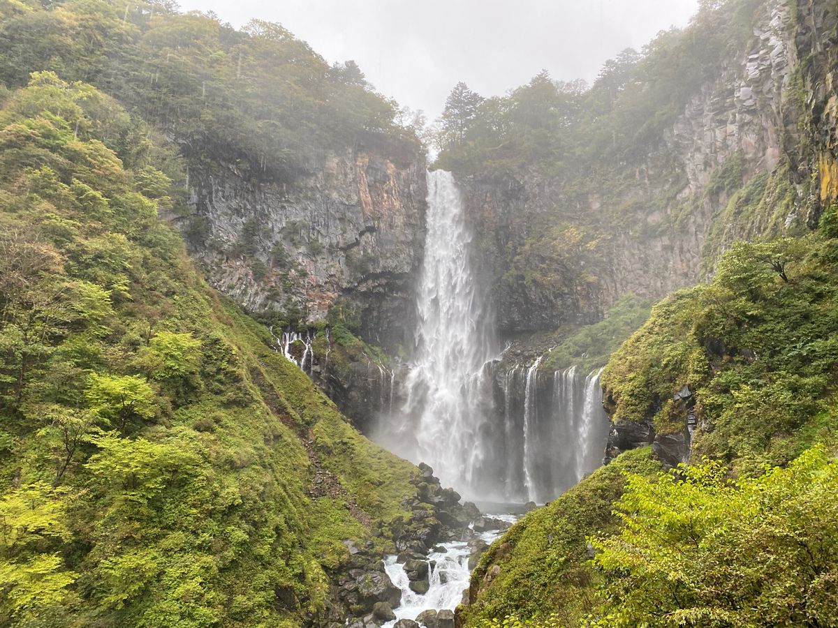 華厳の滝！
霧であんまり見えなかった！
というか10月頭なのに寒い！