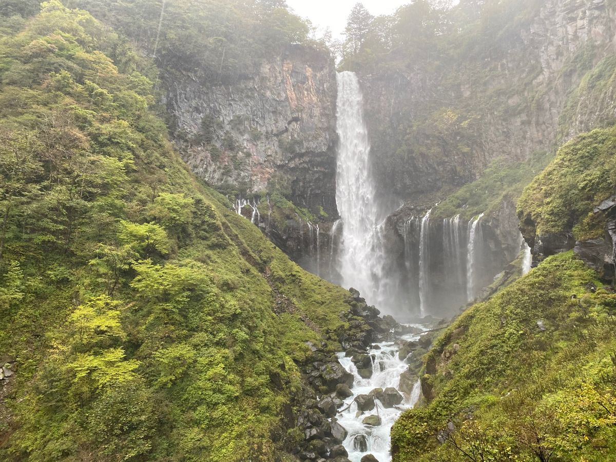 華厳の滝！
霧であんまり見えなかった！
というか10月頭なのに寒い！