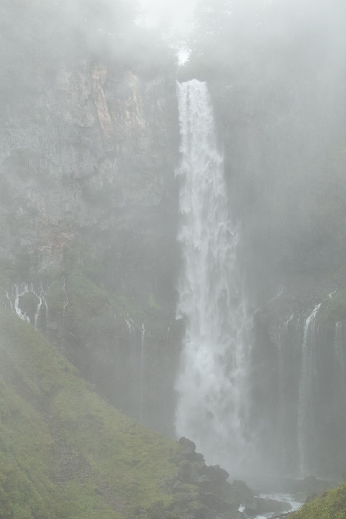 華厳の滝！
霧であんまり見えなかった！
というか10月頭なのに寒い！