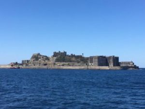 軍艦島。お天気は良かったけど、さすがに海の上はまだ寒かった。