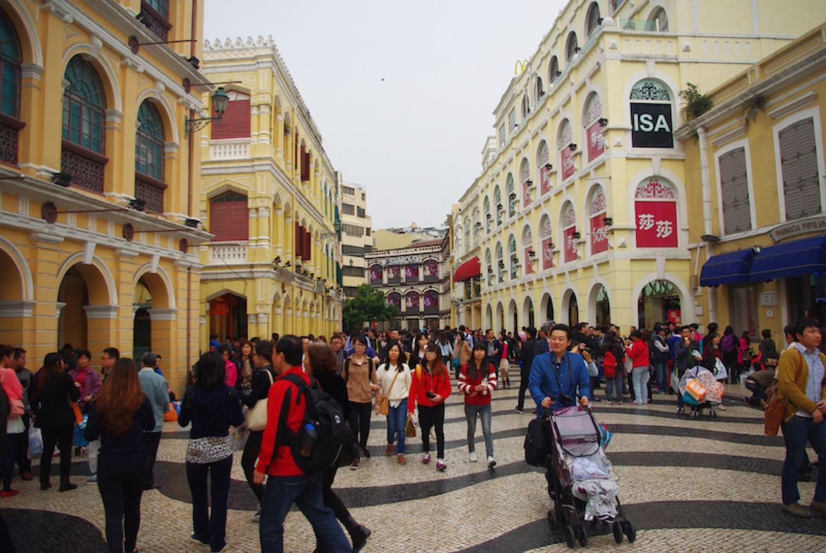 香港からフェリーでマカオへ。
カジノには目もくれず、町歩き。
天気はイマイ...