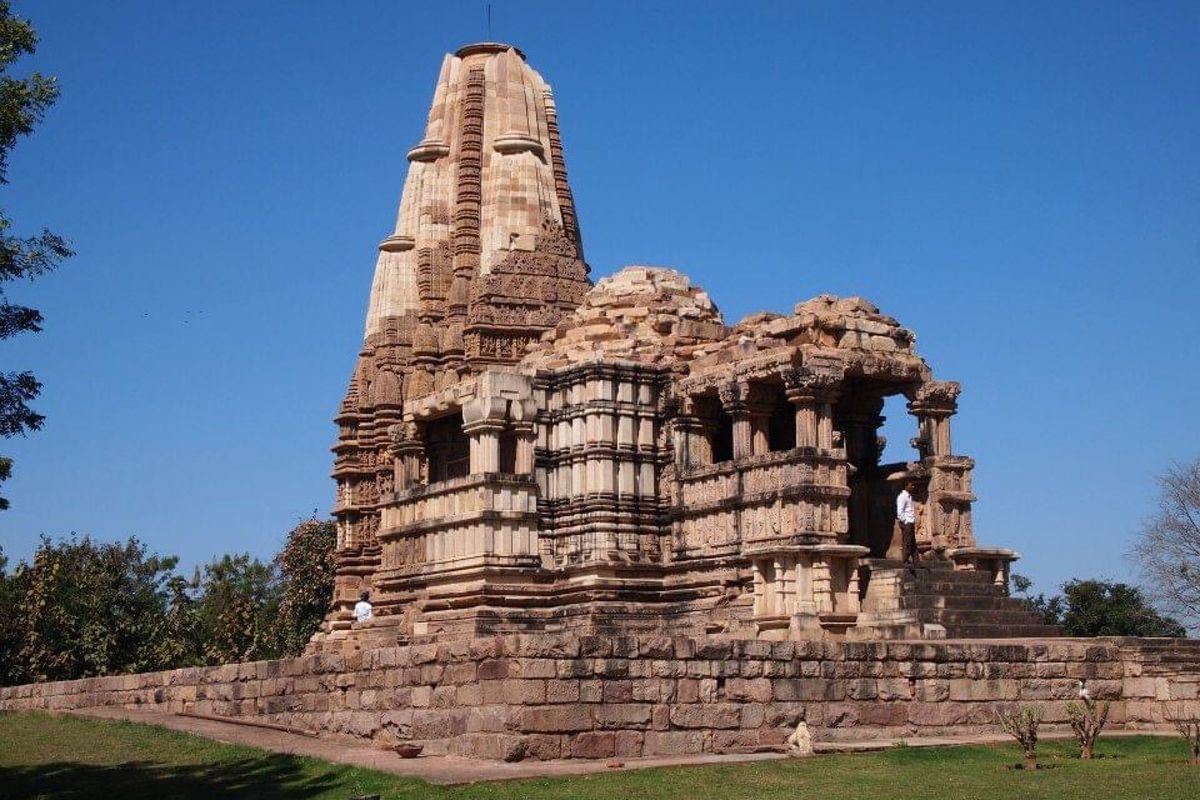 インドのカジュラーホという田舎町で遺跡を見る。