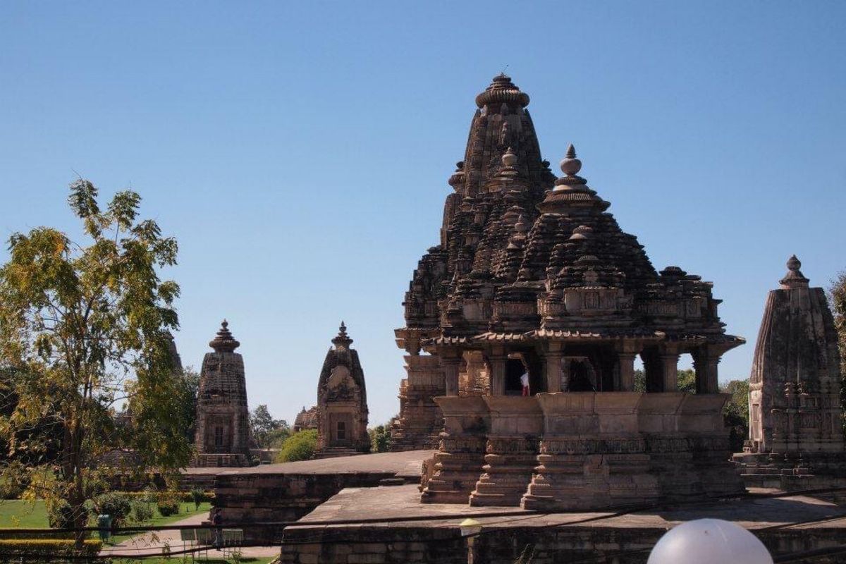 インドのカジュラーホという田舎町で遺跡を見る。