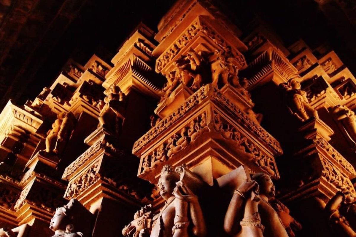 インドのカジュラーホという田舎町で遺跡を見る。