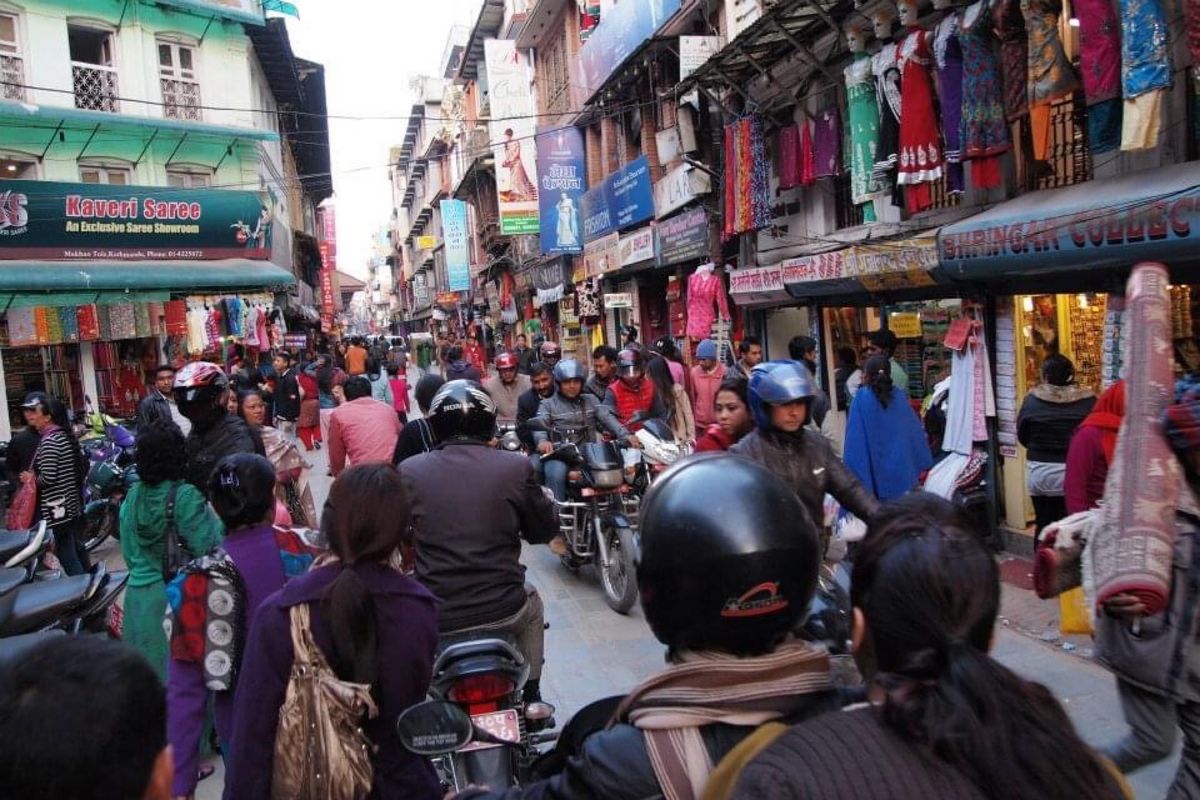 ネパールの首都 カトマンズ。
空気が汚いし、停電は多いわ、まぁそんな感じで...