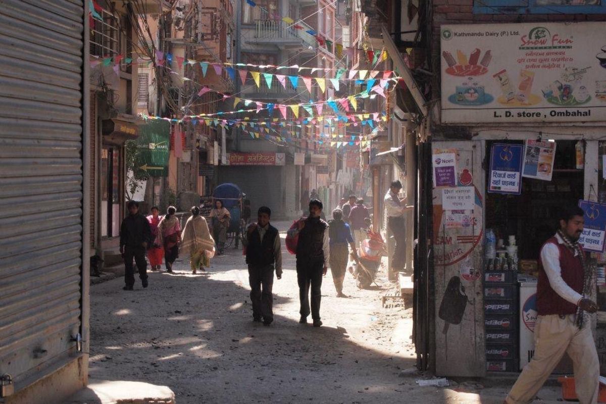 ネパールの首都 カトマンズ。
空気が汚いし、停電は多いわ、まぁそんな感じで...