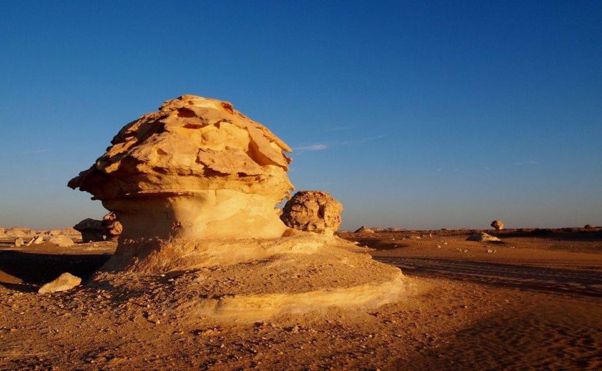 白砂漠での夜明け