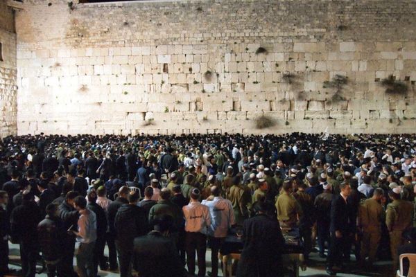 イスラエル・Jerusalem「７ヶ月２８ヶ国世界一周（イスラエル）」の写真：嘆きの壁。
金曜日はハンパないユダヤ教徒...