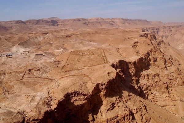 イスラエル・Jerusalem「７ヶ月２８ヶ国世界一周（イスラエル）」の写真：イスラエルのマサダ国立公園。
遺跡と山々...