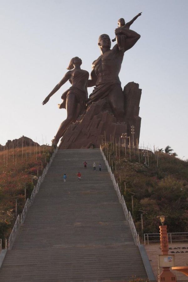 セネガル・Dakar「７ヶ月２８ヶ国世界一周（セネガル）」の写真：セネガルの首都、ダカールに立つ巨大な像