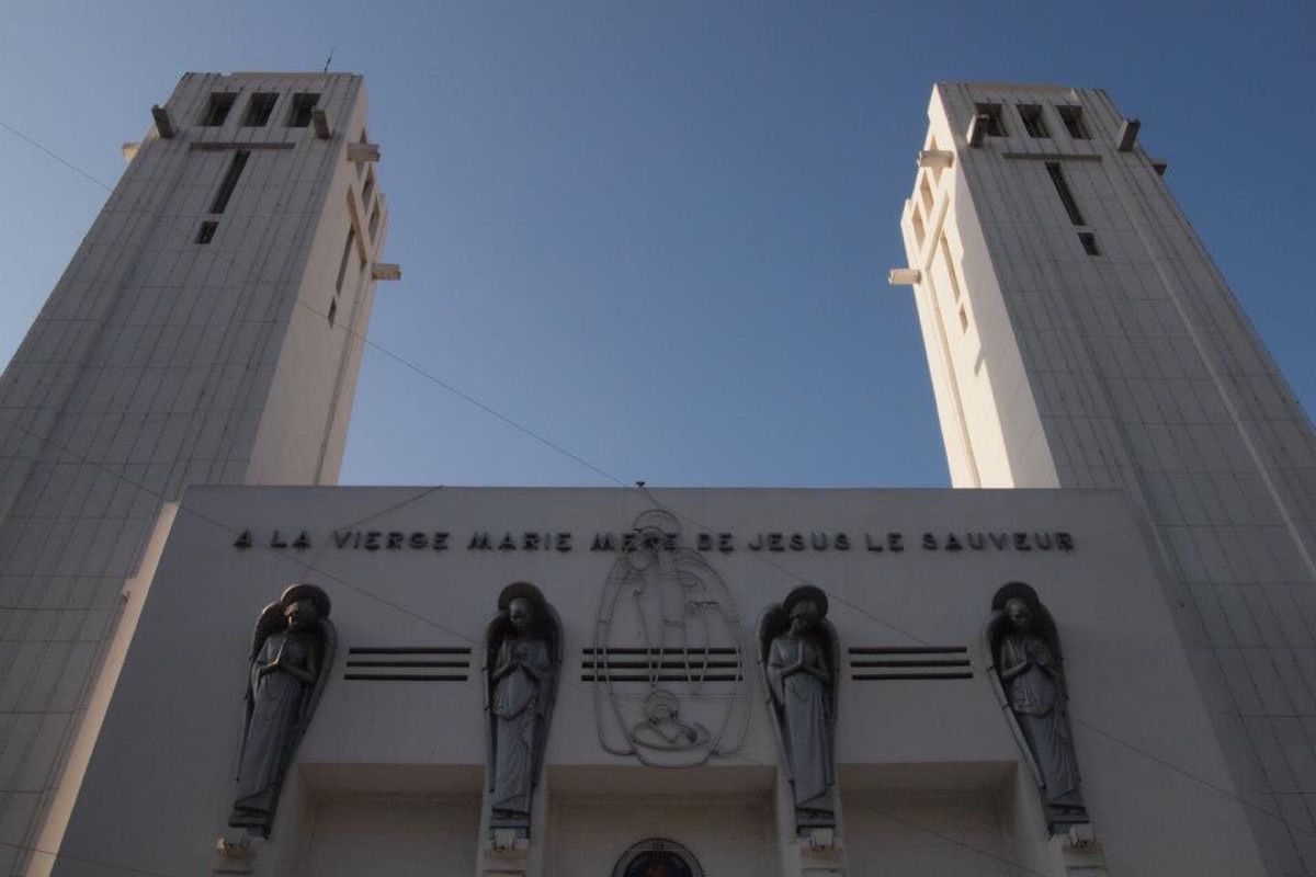 セネガルの首都、ダカールに立つ巨大な像