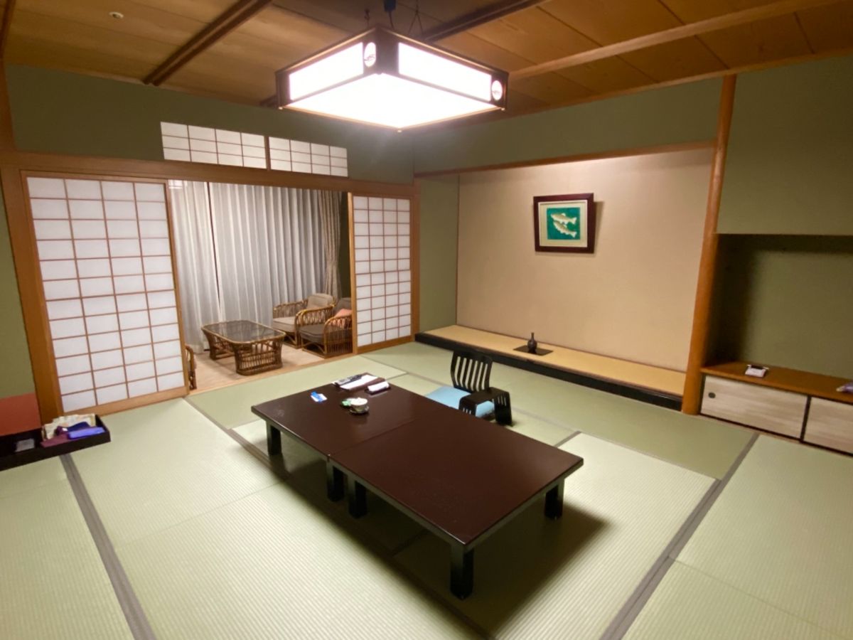 まつや千千

広いお部屋！
館内はライトアップやら何やら色々工夫されてて
...