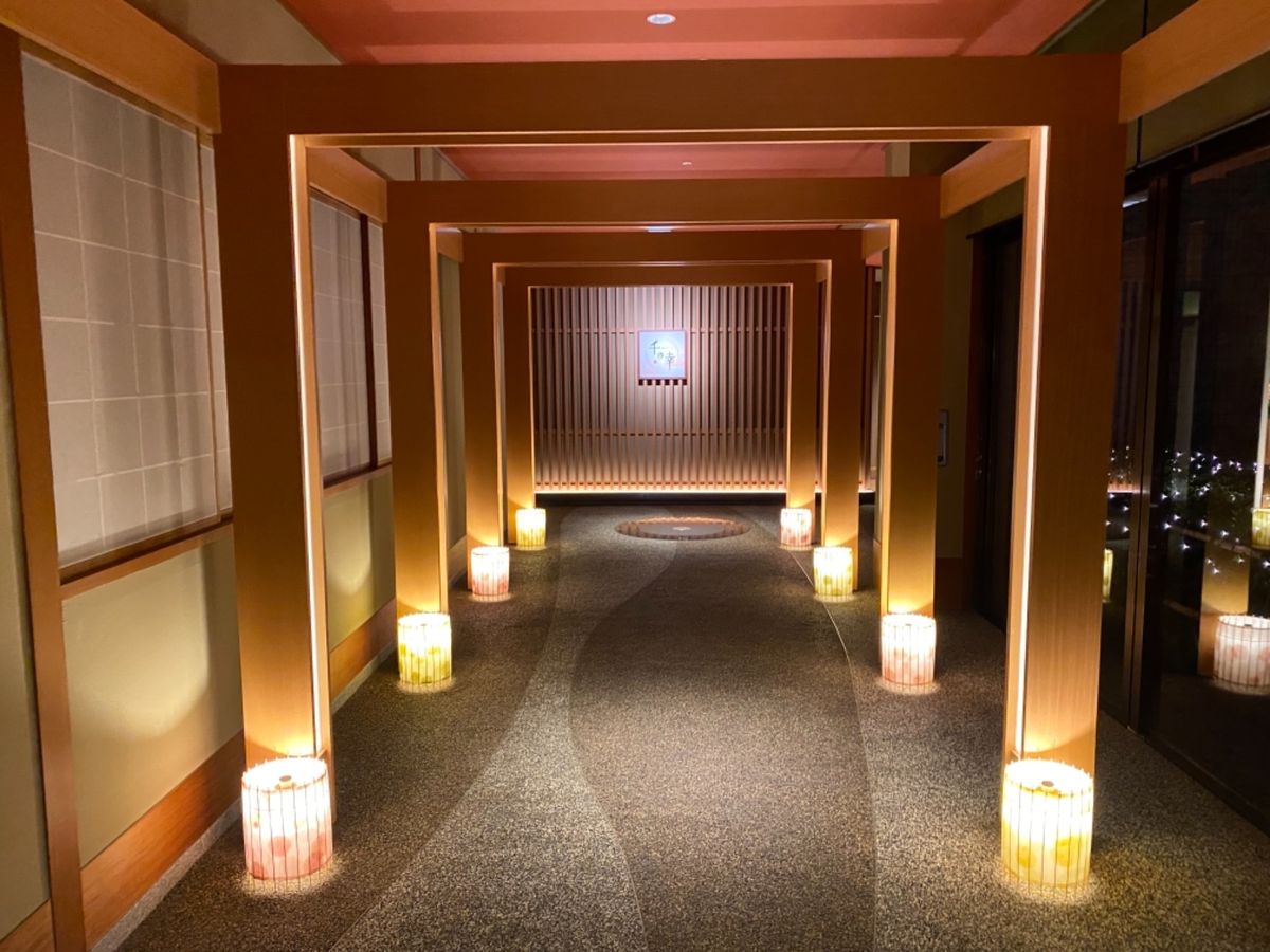 まつや千千

広いお部屋！
館内はライトアップやら何やら色々工夫されてて
...