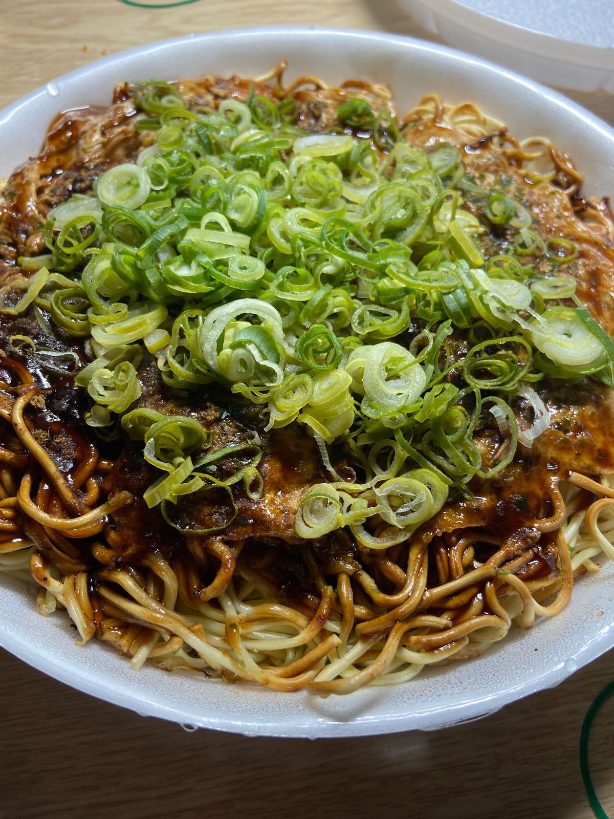 尾道といえば、尾道焼きに尾道ラーメン‼︎
尾道焼きは、広島焼きに砂ズリが入...