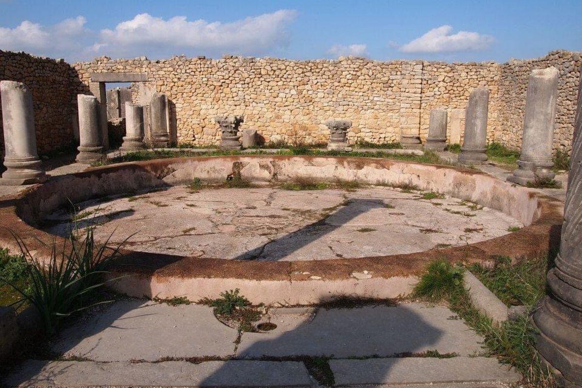 メクネスからバスを乗り継いで行ったヴォルビリス遺跡