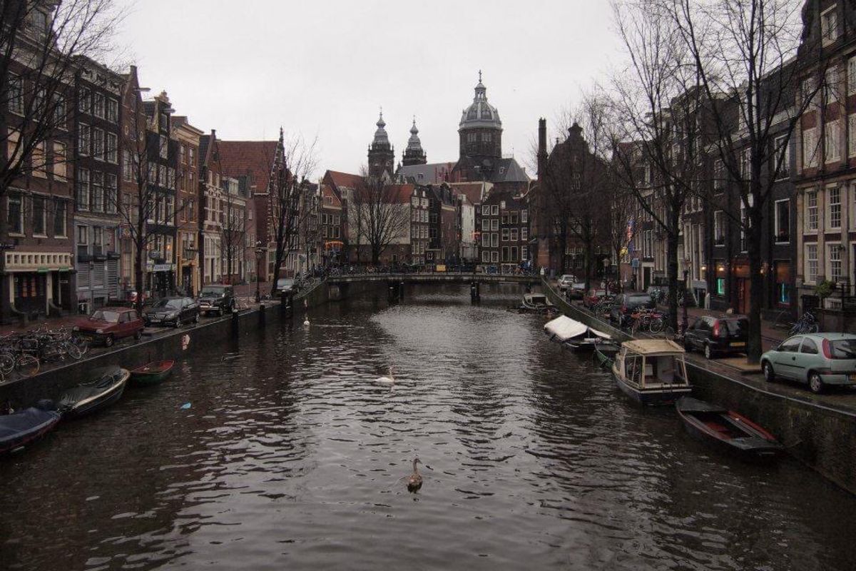 冬のアムステルダムは天気悪い