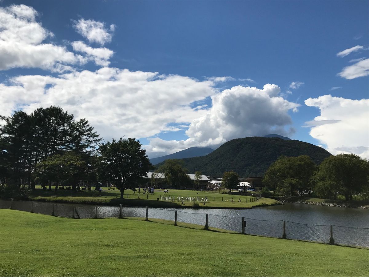 軽井沢アウトレット。広すぎて全部は見て回れない💦天気が最高に良くて広い空が...