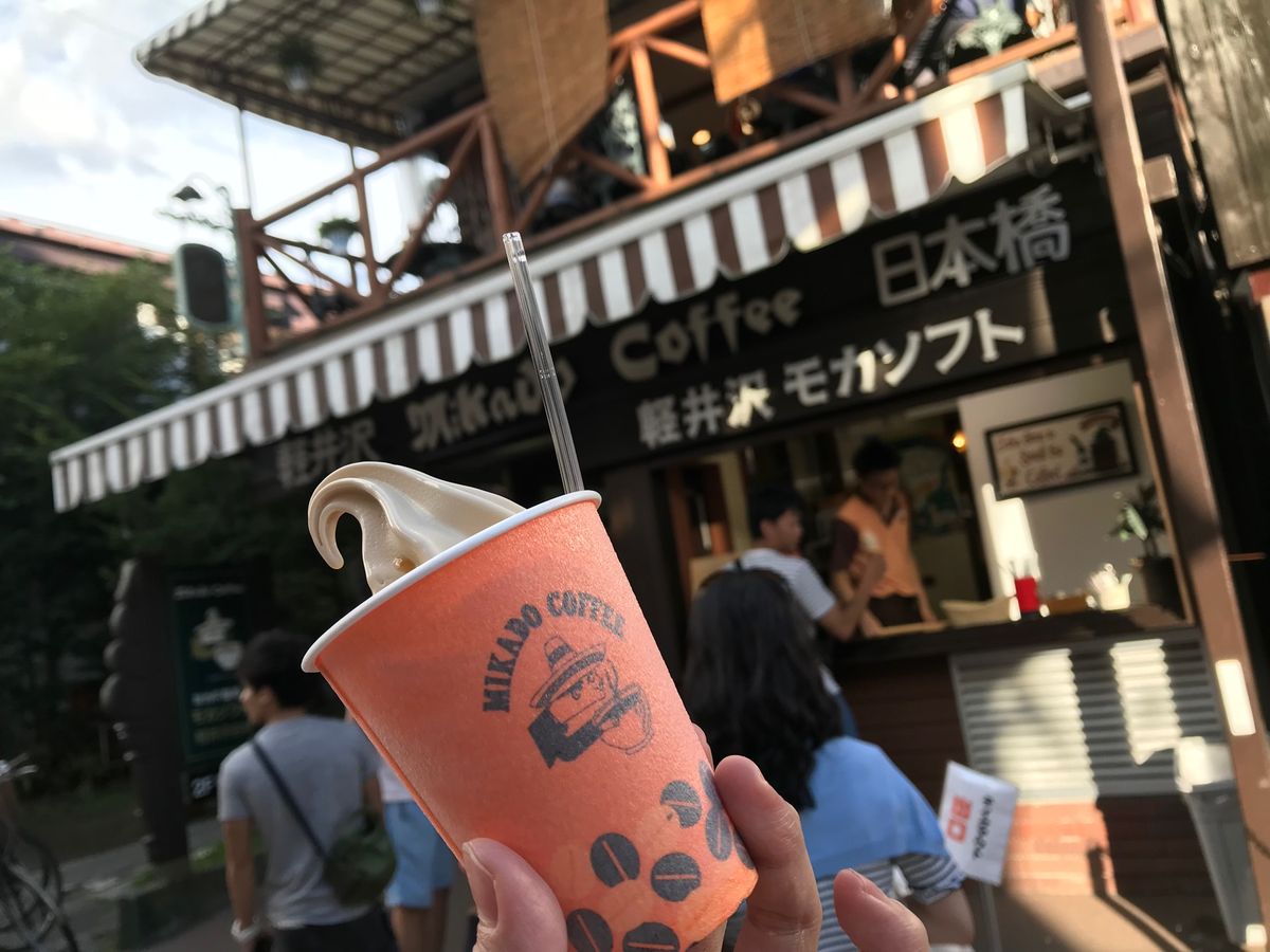 軽井沢アウトレット。広すぎて全部は見て回れない💦天気が最高に良くて広い空が...