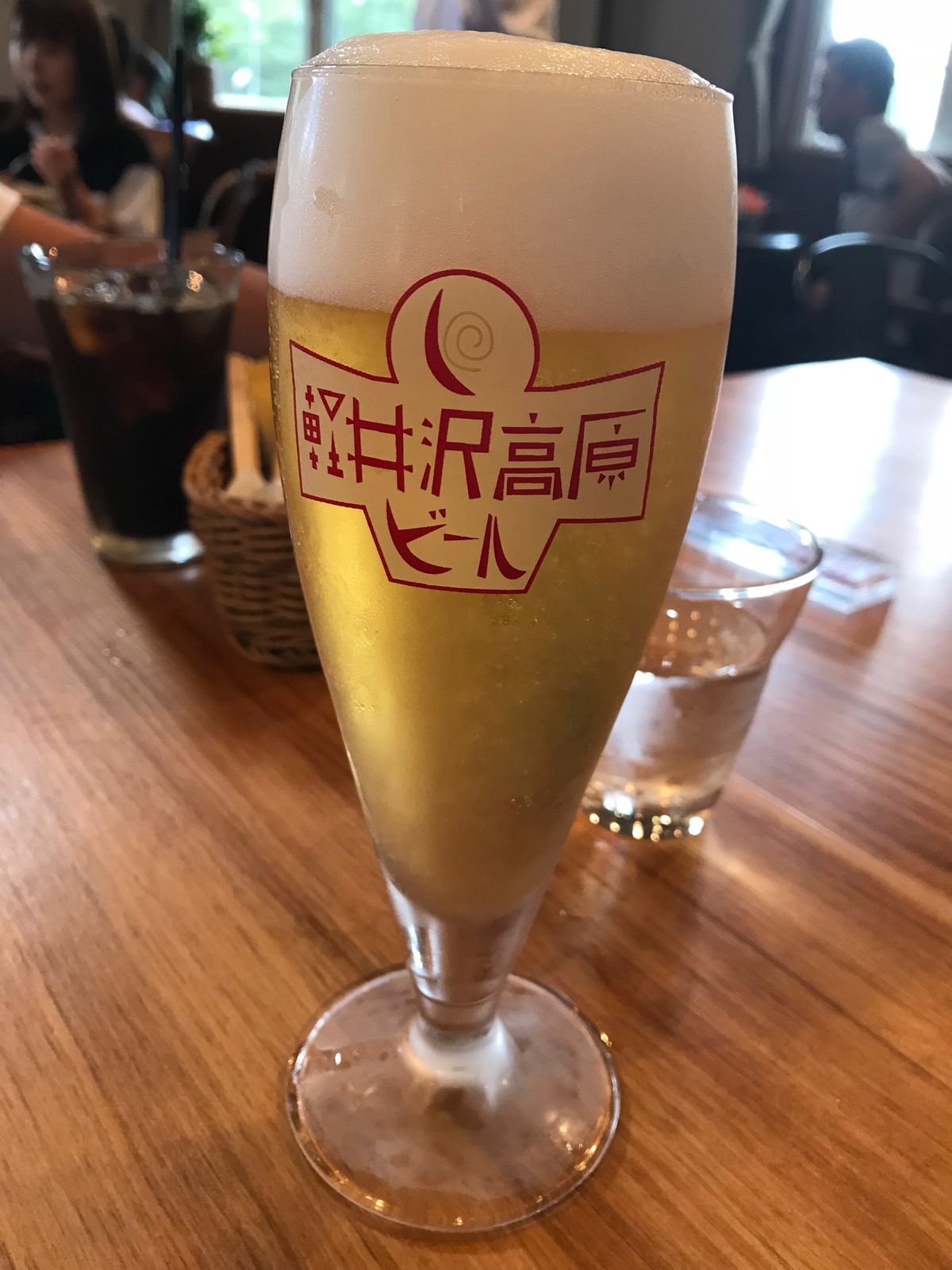 軽井沢アウトレット。広すぎて全部は見て回れない💦天気が最高に良くて広い空が...