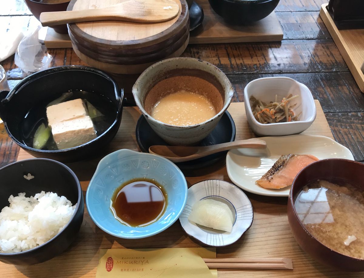 御厨(みくりや)さんで朝ご飯。麦とろ、湯豆腐、塩鮭
幸せになる朝ごはん(*...