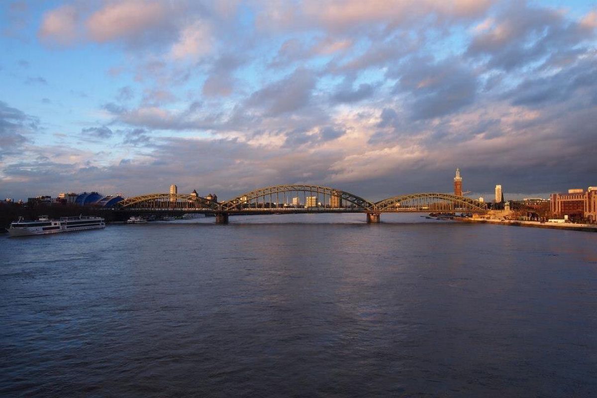 ケルンの川沿い