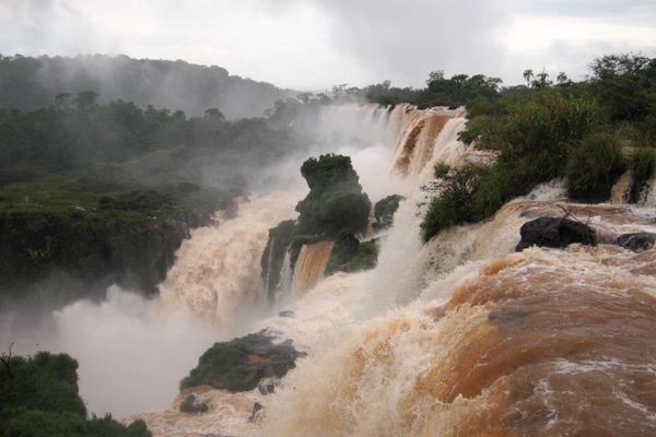 アルゼンチン・BuenosAires「７ヶ月２８ヶ国世界一周（アルゼンチン）」の写真：濁流イグアスの滝