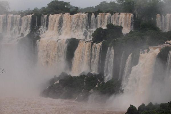 アルゼンチン・BuenosAires「７ヶ月２８ヶ国世界一周（アルゼンチン）」の写真：濁流イグアスの滝2