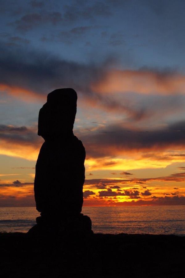 チリ・Arica「７ヶ月２８ヶ国世界一周（チリ）」の写真：夕日とモアイさん