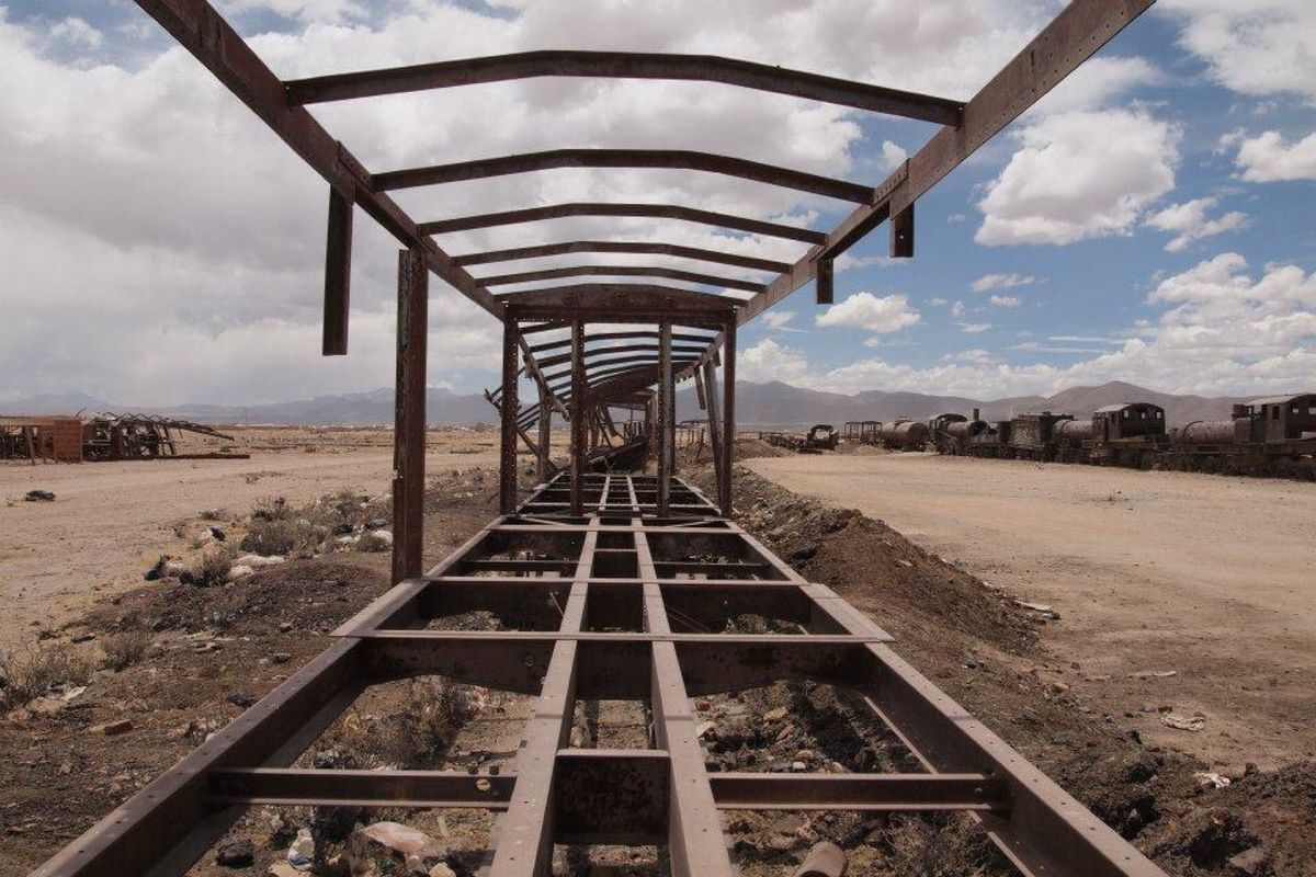ウユニに行くとツアーで立ち寄る列車の墓場