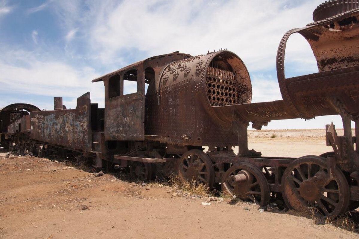 ウユニに行くとツアーで立ち寄る列車の墓場